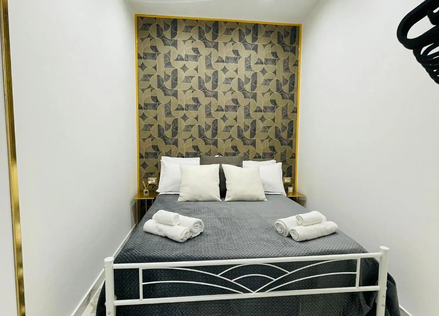 נאפולי Frank Anthony Home 0*,  איטליה